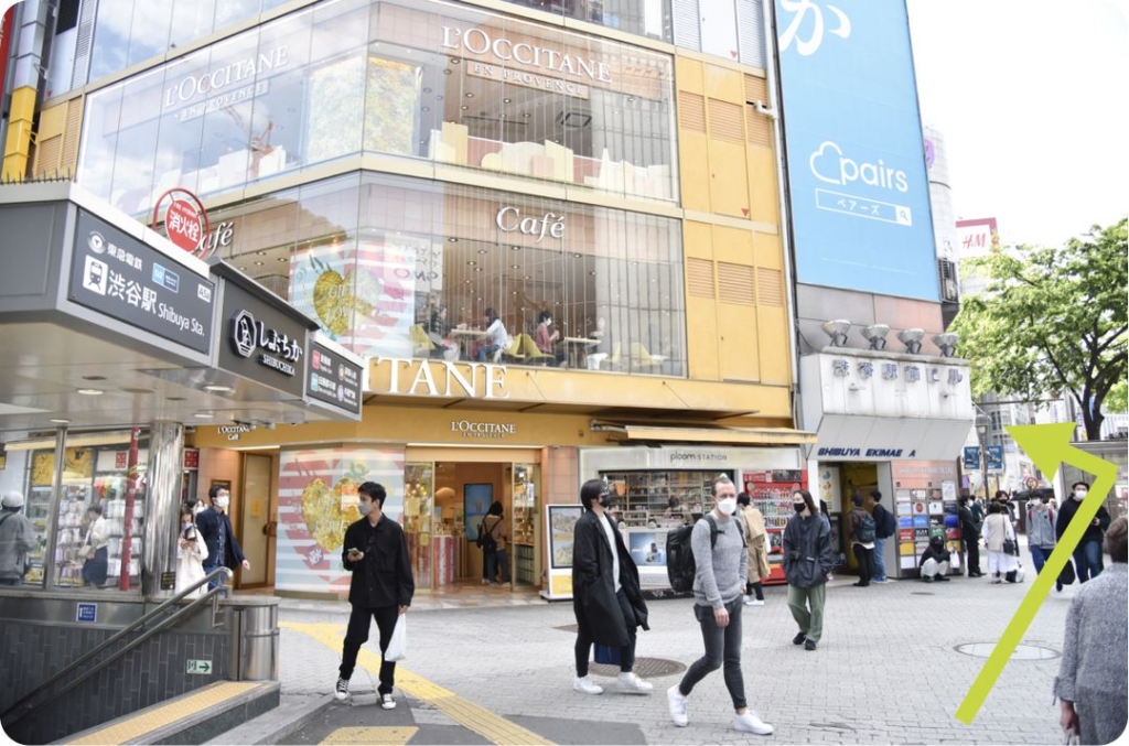 渋谷スクランブル交差点からのFEEEP（フィープ）渋谷駅前ビル店までの行き方の説明の画像です。渋谷スクランブル交差点の一角、ロクシタンカフェの地下がFEEEP店舗になります。